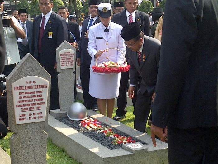 Usai Pimpin Upacara di TMP Kalibata, JK Tabur Bunga di Makam Pahlawan
