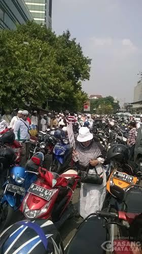 Demo FPI Tolak Ahok Mulai Membuat Lalu Lintas di Bundaran HI Macet