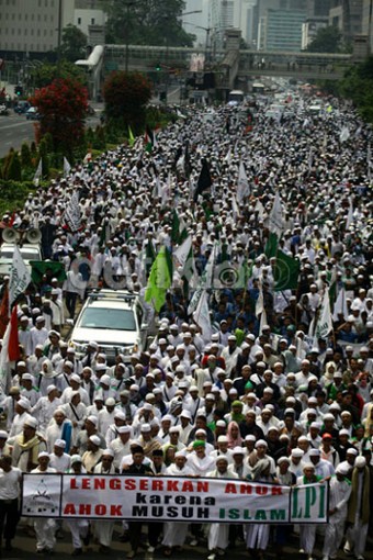 Hujan Tak Surutkan Demo FPI Tolak Ahok di DPRD DKI