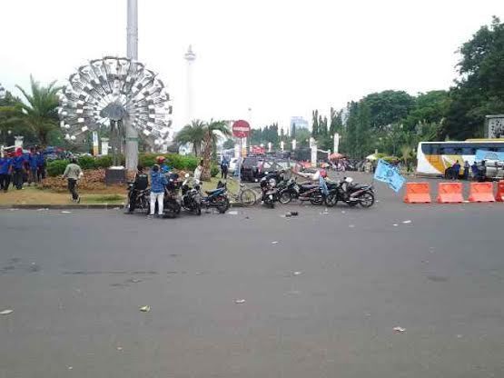 Demo Buruh di Depan Istana Bubar, Jl Medan Merdeka Utara Penuh Sampah