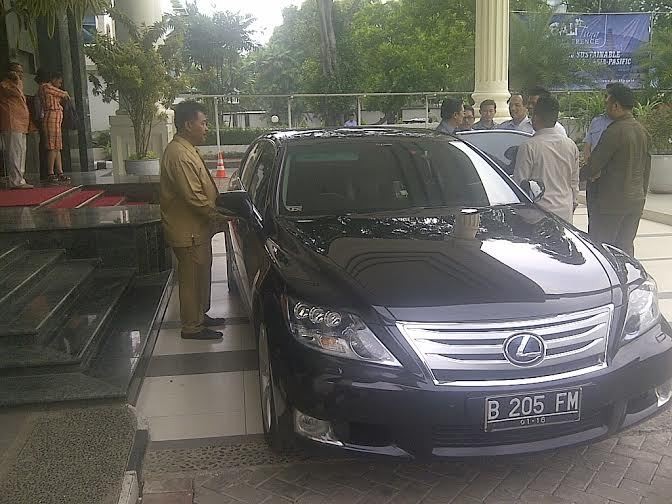 Pakai Lexus, Fadel Muhammad Datangi Kantor Menteri Susi