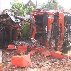 Avanza Ringsek Tabrak Pagar Rumah Usai Kejar Minibus Curian