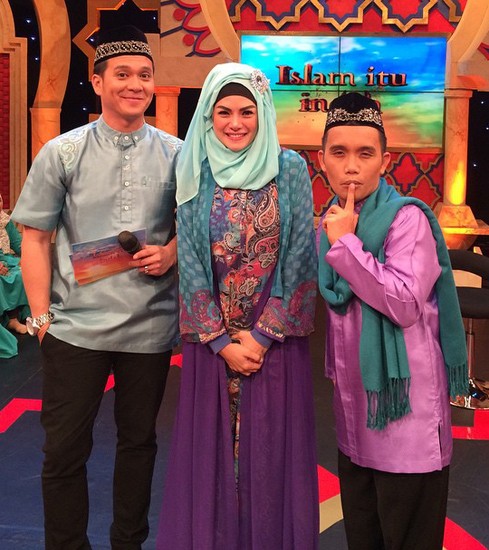 Nikita Mirzani Tampil Berhijab