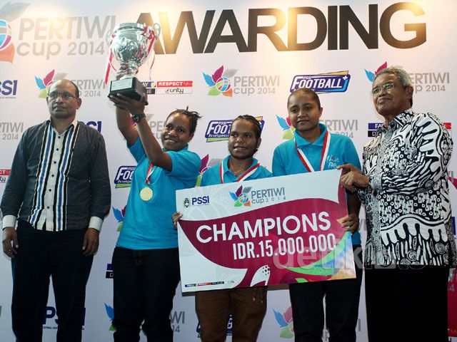 Ketum PSSI Serahkan Trofi Juara Pertiwi Cup 2014