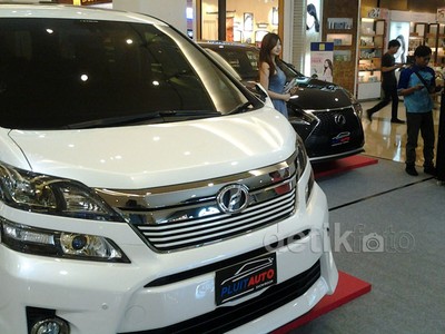 Pameran Mobil Mewah di Pluit