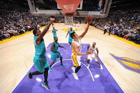 Lakers Petik Kemenangan Pertama