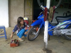 Nanik Hanya Ingin Mandiri dan Rezeki Halal dengan Jadi Tukang Tambal Ban