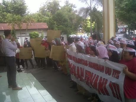 Warga Bantul Demo Minta Ibu Rumah Tangga Terjerat UU ITE Dibebaskan