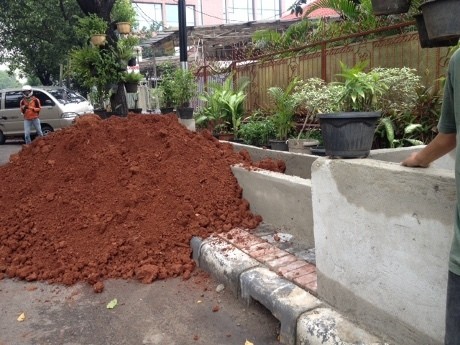 Di Grogol Trotoar Buat Pejalan Kaki Malah Dibangun Pot  Beton 