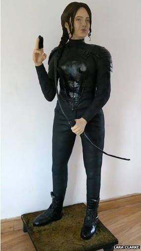 Wow! Patung Jennifer Lawrence Ini Terbuat dari Kue Bolu