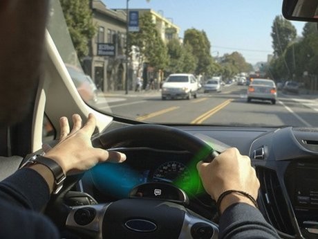 Perangkat Ini Bisa Selamatkan Pengemudi yang Tidak Bisa Lepas dengan HP-nya