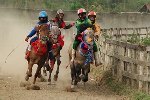 Pacuan Kuda & 4 Objek Wisata Andalan di Dompu, Sumbawa