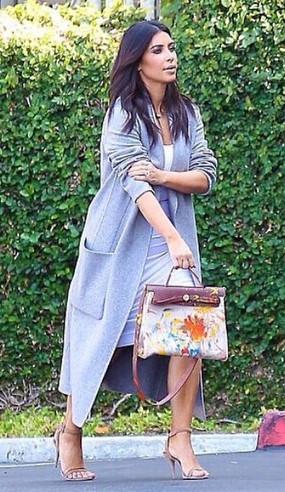 Unik! Kim Kardashian Pakai Tas Buatan North West