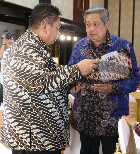 SBY, Boediono, dan Para Menteri KIB II Terima Tabungan Hari Tua