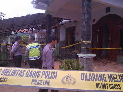 Warga Dua Desa Bentrok, Sebuah Rumah Dilempar Bondet