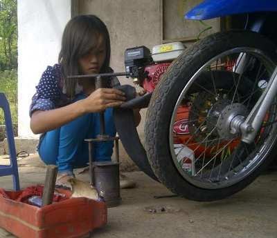 Ini Suka Duka Nanik, Tukang Tambal Ban Ayu dari Malang