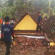 Ratusan Rumah Tiga Desa di Ngawi Roboh Diterjang Angin Kencang