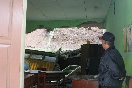Dua Ruang SD di Sukabumi Ini Jebol karena Longsor