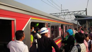 Komunitas Persaudaraan di Commuter Line, Saling Jaga Kursi Hingga Berbagi Gorengan