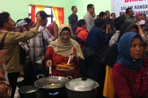 Ke Pandeglang, Menteri Khofifah Sambangi Kelompok Pedagang Makanan Kecil