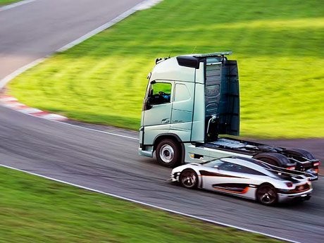 Truk 8 Ton Versus Mobil Tercepat Dunia, Siapa yang Menang?