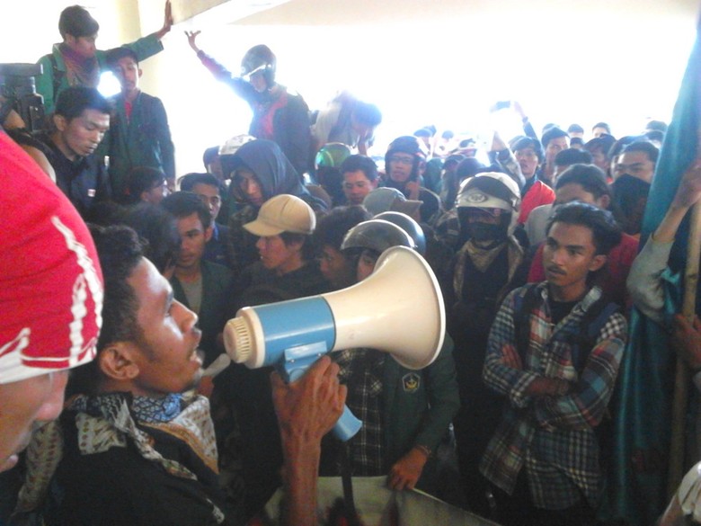 Demo Tolak BBM, Mahasiswa se-Makassar Geruduk Kantor DPRD Sulsel Demo Tolak BBM, Mahasiswa se-Makassar Geruduk Kantor DPRD Sulsel