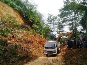 Ratusan Kendaraan Terjebak Macet Akibat Longsor di Tapanuli Utara Sumut