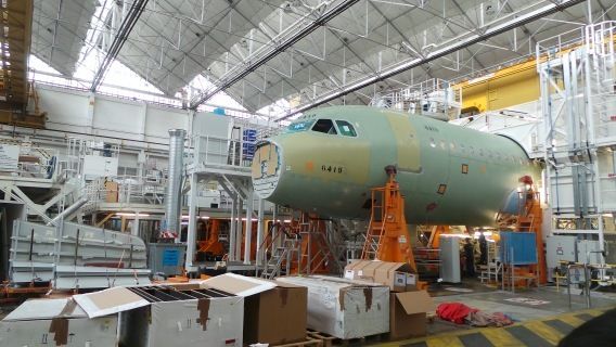 Pesawat Airbus A320 dalam proses perakitan di bagian Final Assembly Lines Airbus (Foto: Irwan/Majalah Detik) Pesawat Airbus A320 dalam proses perakitan di bagian Final Assembly Lines Airbus (Foto: Irwan/Majalah Detik)