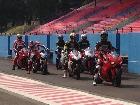 Sebelum Kebut-kebutan, Pecinta Ducati Diberi Wejangan