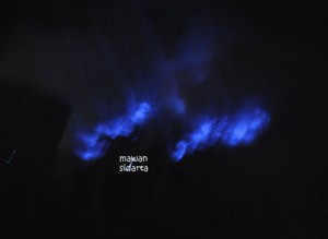 Melihat Penampakan Api Biru di Kawah Ijen