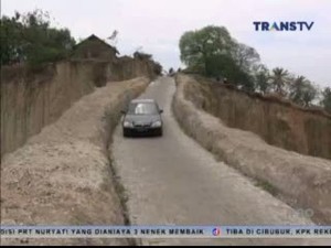 Jalan Maut Akibat Penambangan Pasir di Cilegon
