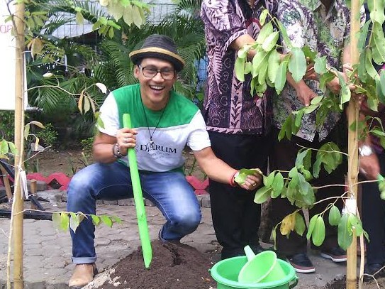 Demi Lingkungan, Nugie Tak Pernah Bosan Tanam Pohon