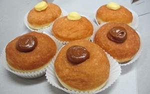 Beau by Talita Setyadi: Menggigit Bombolone Hangat Isi Krim Vanili dan Salted Caramel