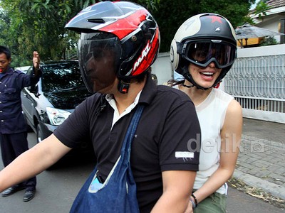 Ngeeeng... Sophia Latjuba Dibonceng Naik Motor
