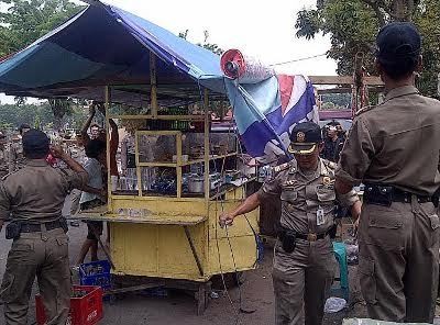 Kesal Dirazia, Pedagang Buang Sayur dan Lauk ke Jalan