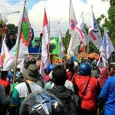 Ribuan Buruh Desak Risma Setujui Usulan UMK Rp 2,86 Juta