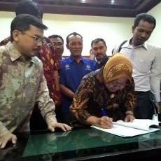 Risma Serahkan Usulan Dua Angka UMK Surabaya ke Gubernur Jatim