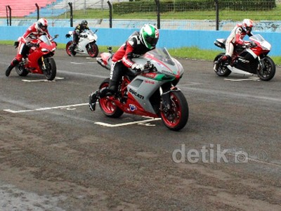 Menjajal Motor Ducati di Sentul