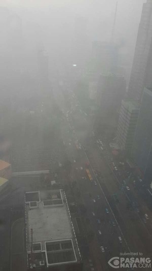 Diguyur Hujan Deras, Kawasan Thamrin Terlihat Gelap dari Lantai 35