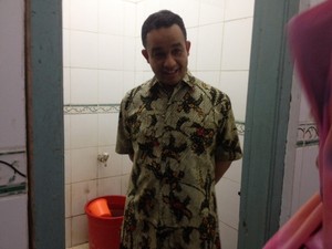 Sidak ke Sekolah di Depok, Menteri Anies Cek Toilet Siswa: Bau!