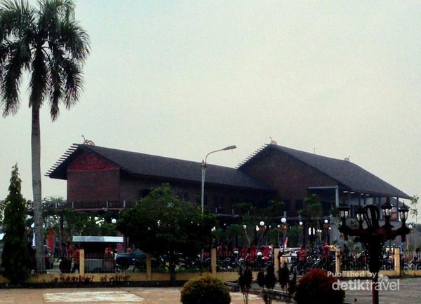  Rumah Radakng Rumah Adat Raksasa di Pontianak 