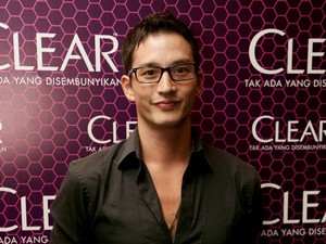 Duh, Si Ganteng Mike Lewis Cedera Gara-gara Bola