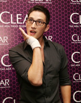 Duh, Si Ganteng Mike Lewis Cedera Gara-gara Bola