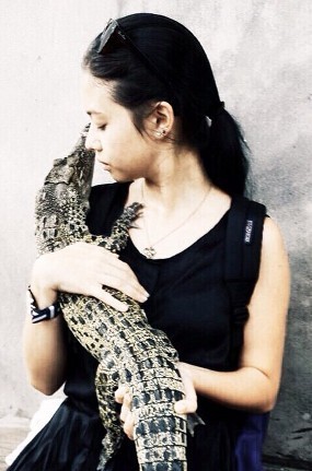 Merinding! Yuki Kato Gendong Bayi Buaya