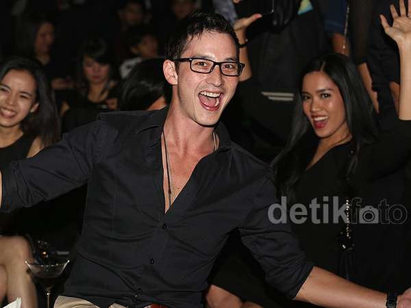 Party Bareng Mike Lewis Party Bareng Mike Lewis