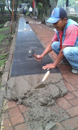 Warga Soroti Penggantian Paving Block dengan Keramik di Taman Lansia