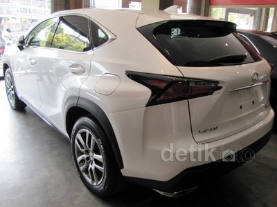 Lexus NX Berkeliaran di Jakarta