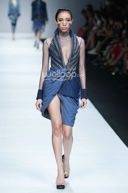 Priyo Oktaviano African Blu. Dewi Fashion Knights. Jakarta Fashion Week 2015 at Senayan City. Jakarta. [Foto: Mohammad Abduh/Wolipop]