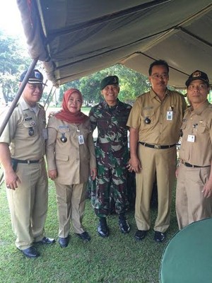 Saat Warga Asyik Menumpang Panser Anoa dan Ajarkan Anak Cinta Tanah Air