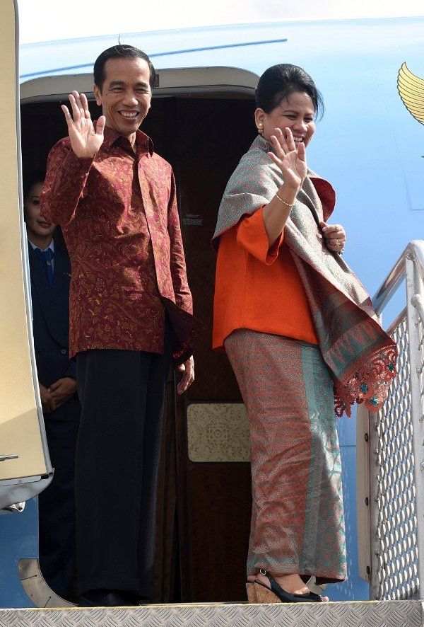  Baju  Presiden Jokowi Saat Lawatan ke Luar  Negeri  Dasi 